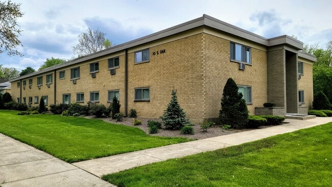 Building Photo - 10 Oak Ave