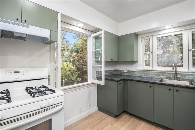 Building Photo - Emmet Terrace Triplex Unit 6612 Rental