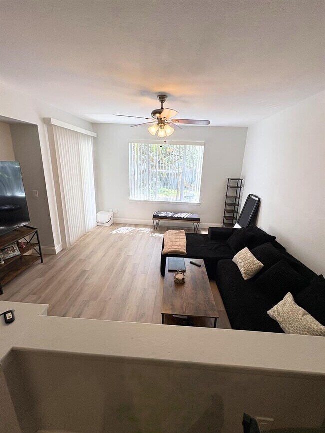 1825 Palm Cove Blvd Unidad Verano
