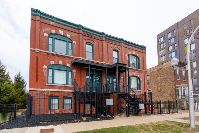 Building Photo - 4326 S Calumet Ave Unit 2