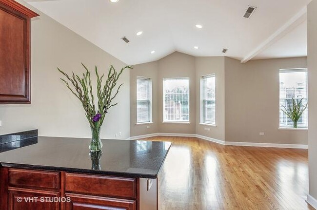 Building Photo - 4936 S Champlain Ave Unit 3