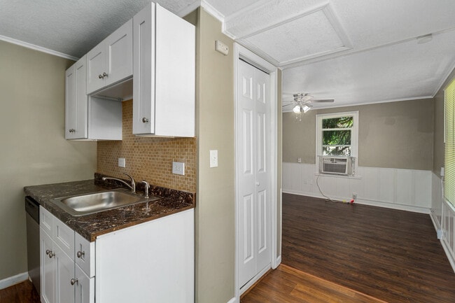 Photo - 5937 Holmes St