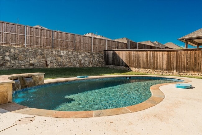 Building Photo - 4742 Crestwood Dr