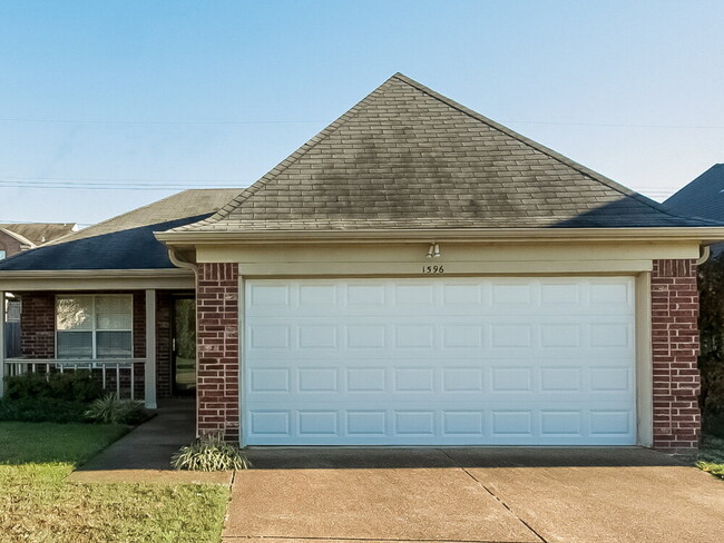 Building Photo - 1596 Far Dr