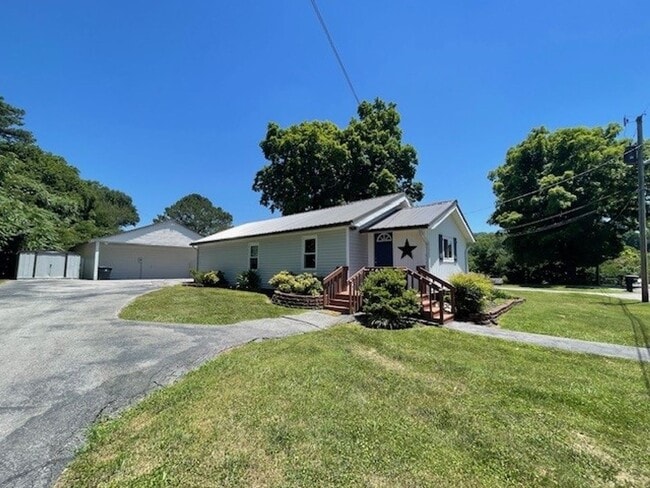 Building Photo - CHARMING UPDATED 1940'S COTTAGE IN HISTORI... Rental
