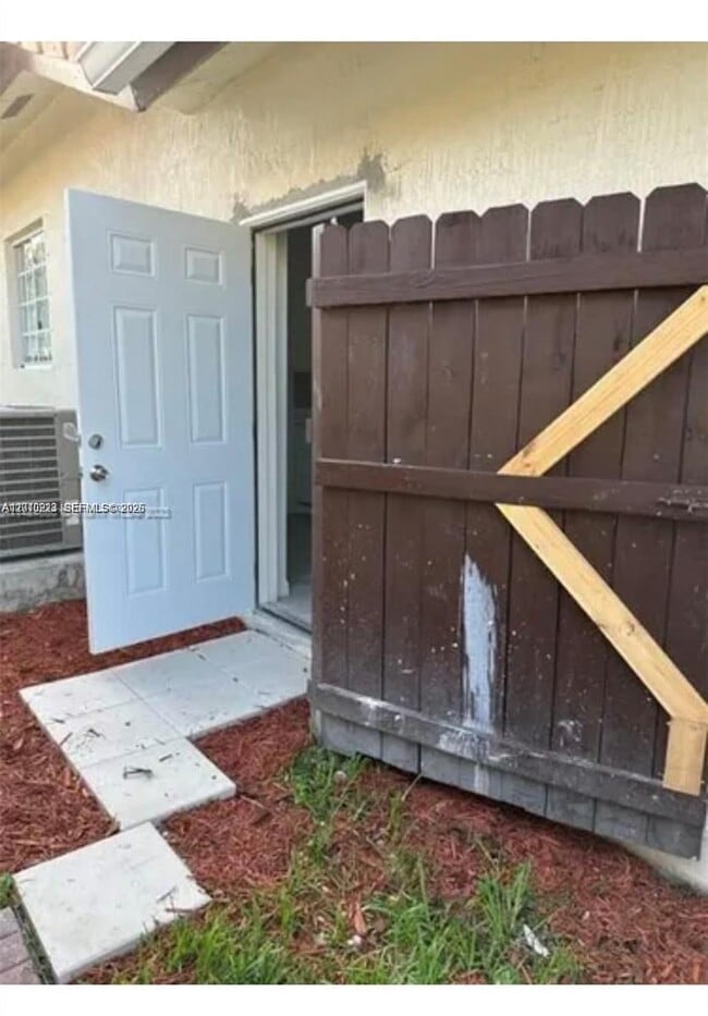 Building Photo - 9860 SW 161st Ave Unit 0