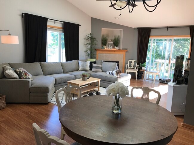 Living Room w/Gas Fireplace - 1051 Tamarack Way House