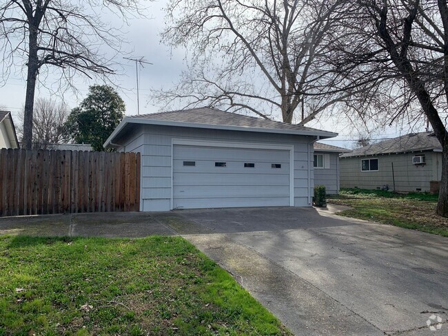 Building Photo - 3 bedroom home with new floors