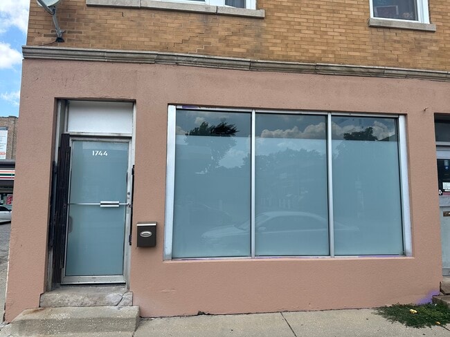Building Photo - 1744 W Foster Ave Unit 1F Rental