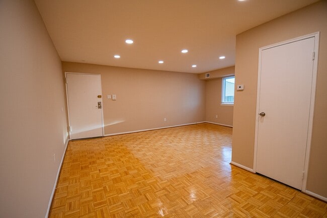 Building Photo - 9921 Bustleton Ave Unit k1