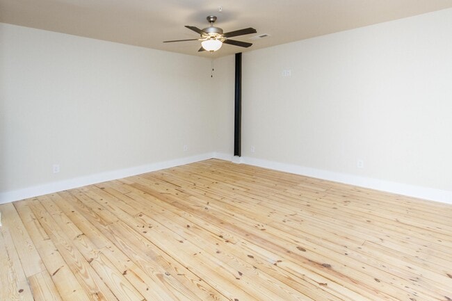 Photo - 106 N Main St