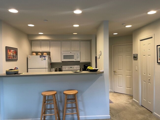 Photo - Furnished One Bedroom, 6 month lease
