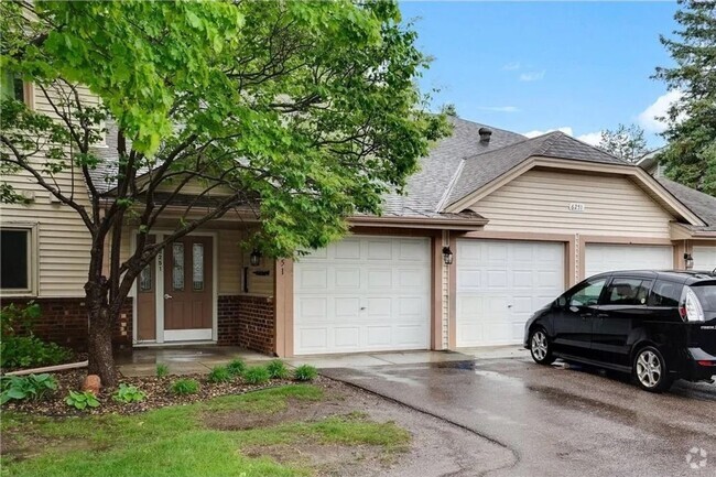 Building Photo - Spacious 2 Bedroom Townhome in Maple Grove!