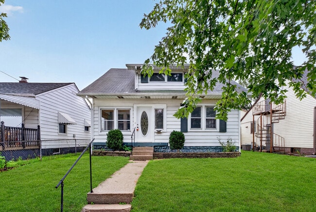 Building Photo - Cozy & Spacious Beech Grove Home Close to Everything