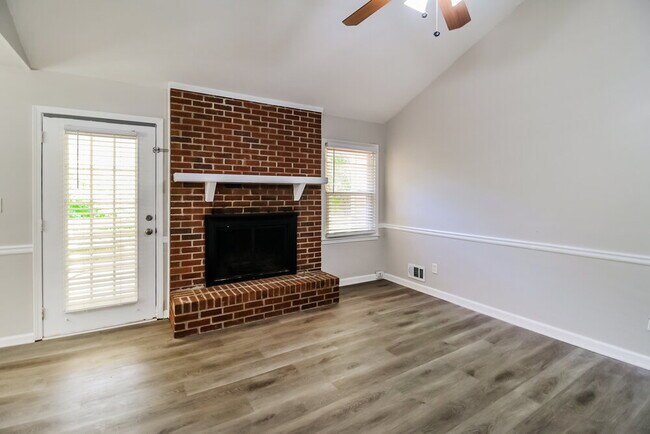 Photo - 420 Willow Ct SE