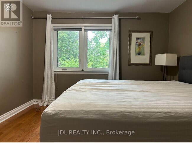 Photo - 110 Robinson St