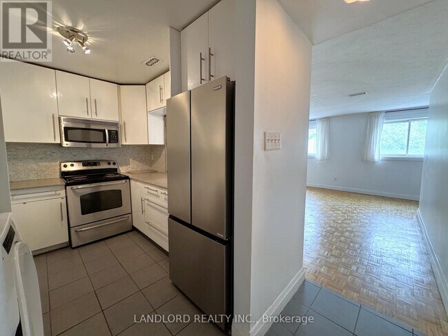 Photo - 1175 Queen St E
