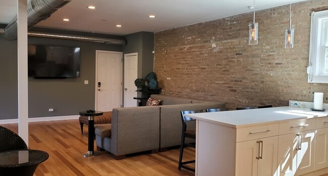 Photo - 617 E 67th St Unidad 2