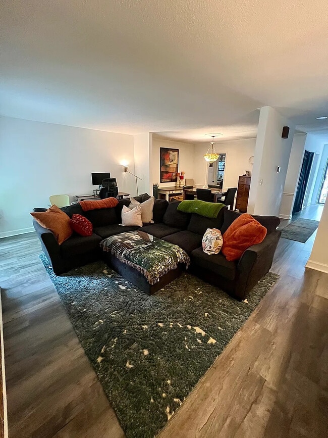 Building Photo - Room in Townhome on Willow Bridge Dr