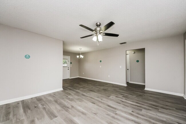 Photo - 242 Cheshire Ct