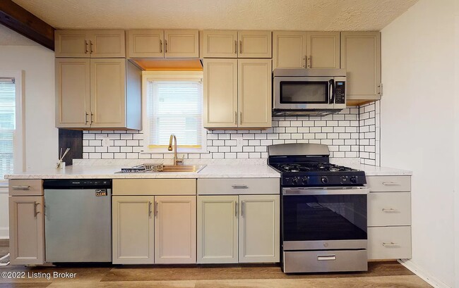 Photo - 834 W Whitney Ave