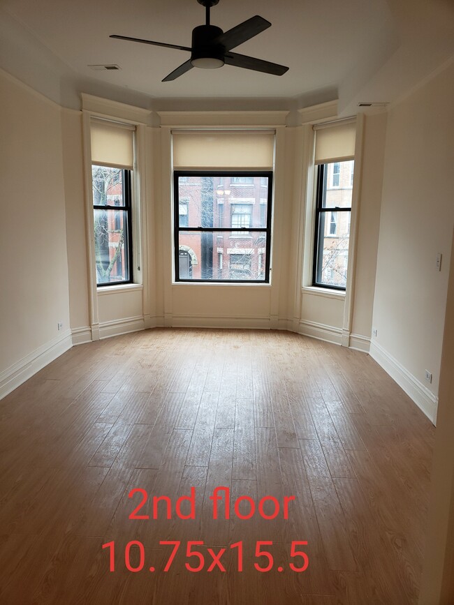 Living Room with south exposure - 912 W Newport Ave Apartments Unit 2