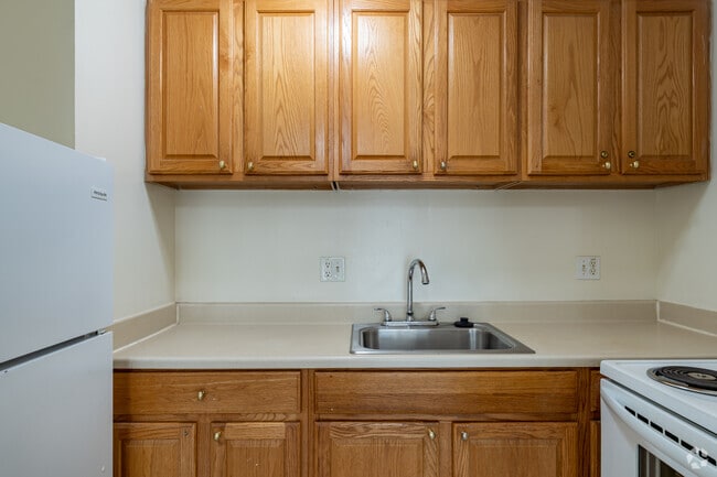 2BR, 1BA - 710SF - Kitchen - 404 Forest