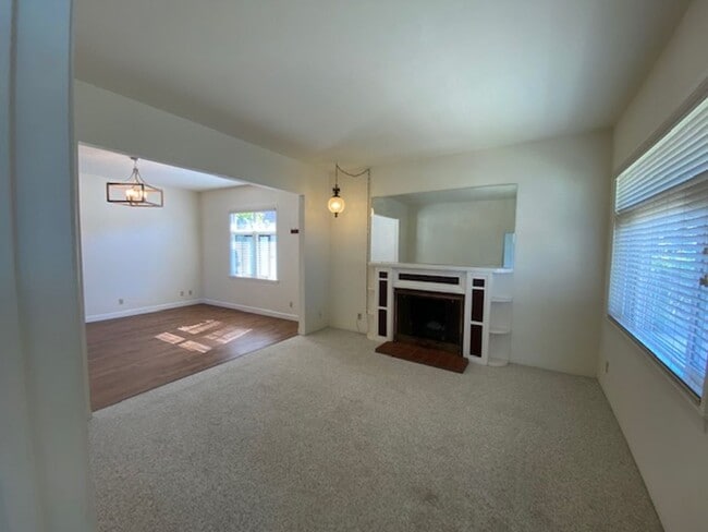 Building Photo - 611 W Franklin St Unit A Rental