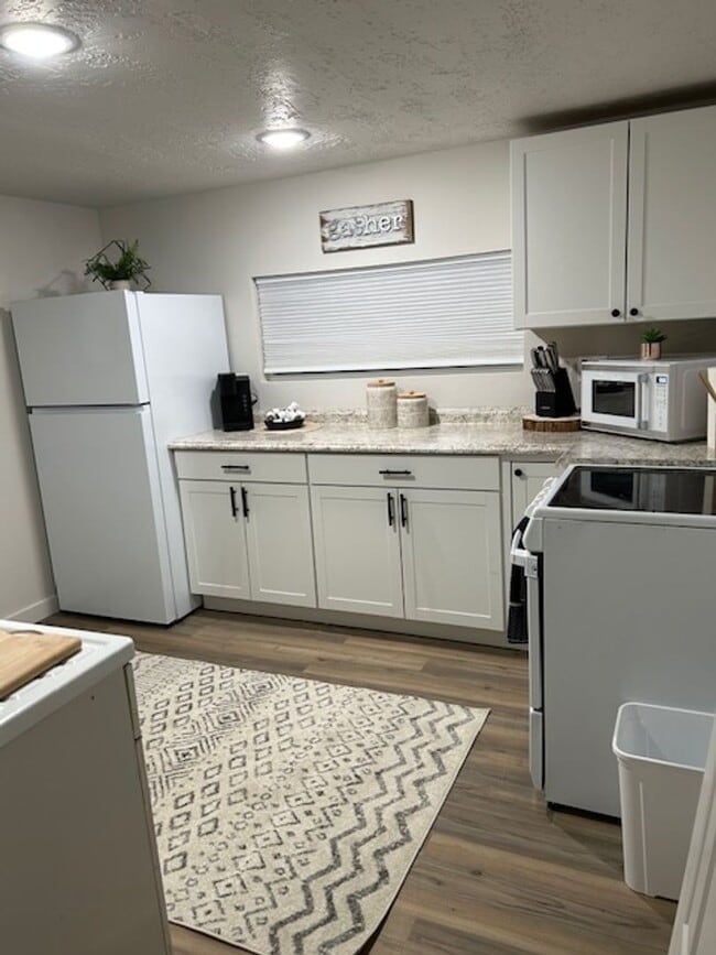 Charming 1-Bedroom, 1-Bath House Fully Fur... - Charming 1-Bedroom, 1-Bath House Fully Fur...