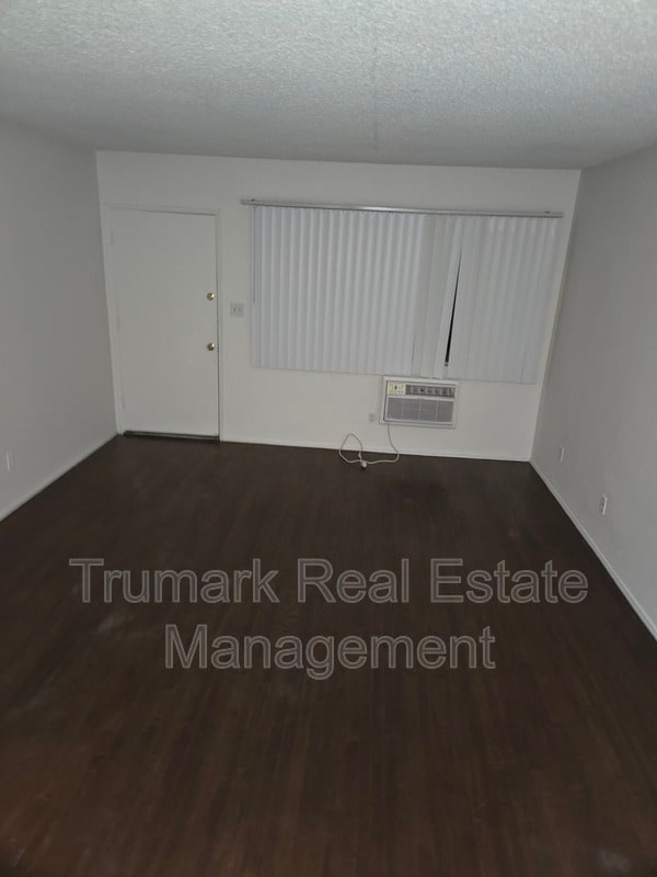 Photo - 4335-4337 Toland Way