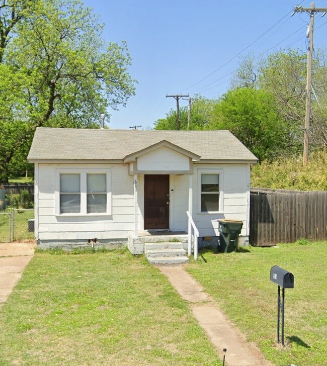 Photo - 605 N 4th St House
