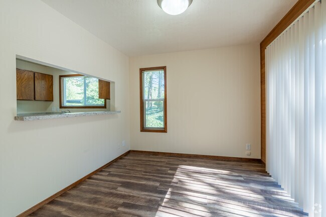 !BR, 2BA - 1,170SF - Dining Area