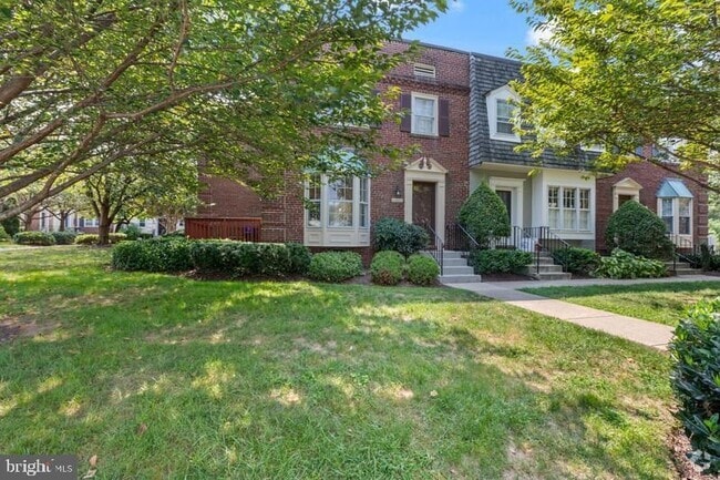 Building Photo - 4882 Chevy Chase Dr Rental