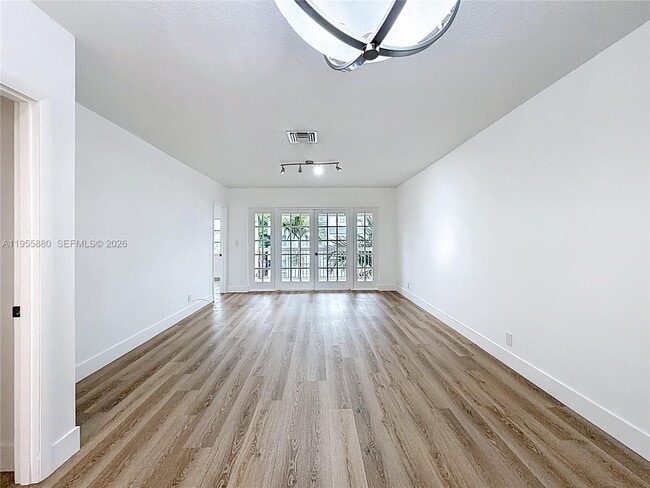 Building Photo - 2424 SE 17th St Unit 312B