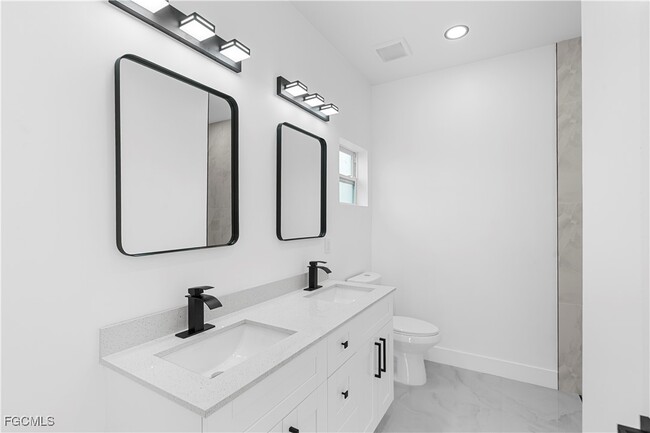 Building Photo - 837 Colyer St E