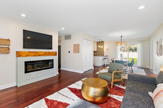 Photo - 10240 Hawthorne Dr