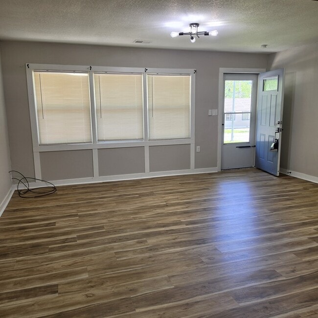 Photo - Beautiful 4 bedrooms and 2 full baths home located on E 113th St in Kansas City, MO