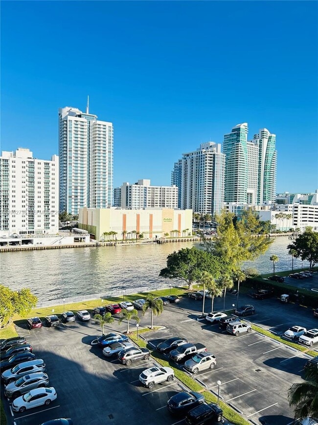 Photo - 800 Parkview Dr Unit 912