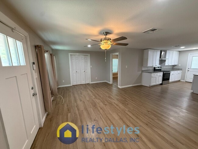 Photo - 923 Linn St