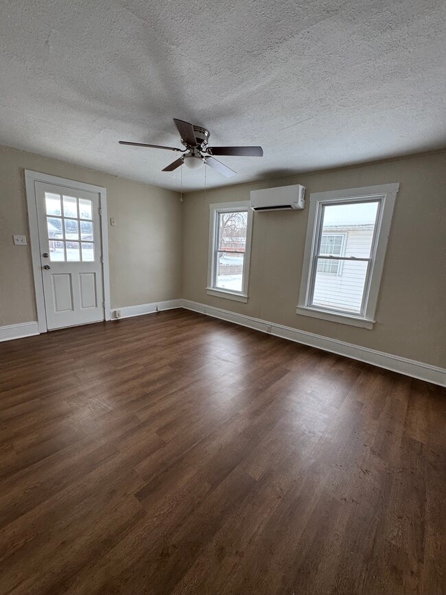 Photo - 207 W Mill St