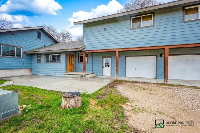 Photo - 5+ Acre Home With 7 Bedroom and Large Shop