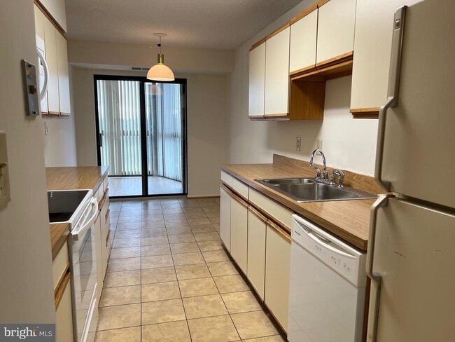 Photo - 15100 Interlachen Dr Unit 4-709