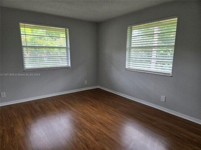 Photo - 8750 Royal Palm Blvd Unidad 211-3