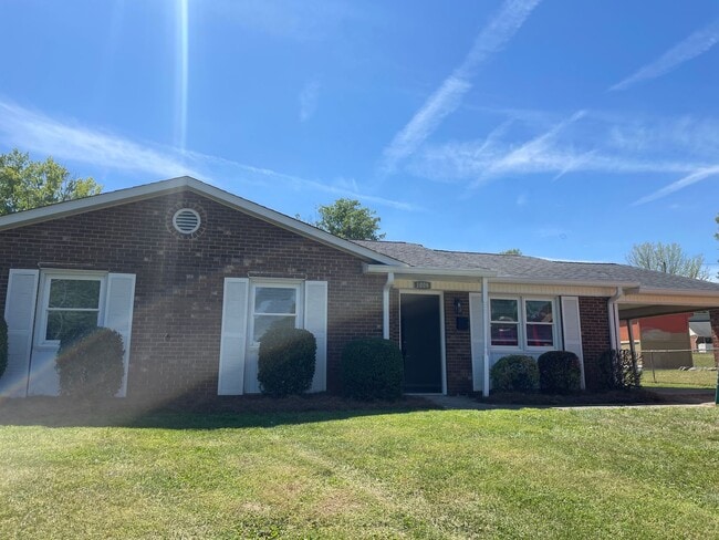 Building Photo - 1008 Claremont Ave NE