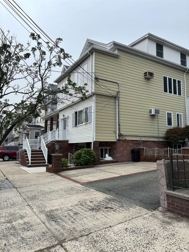 Building Photo - 24 E 31st St Unit 2 Rental