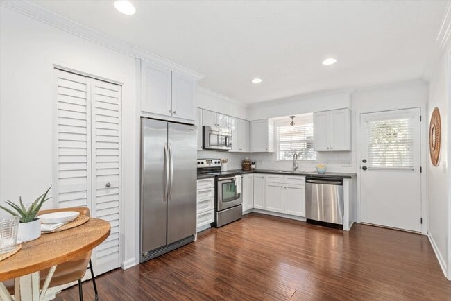 Photo - 910 16th St N