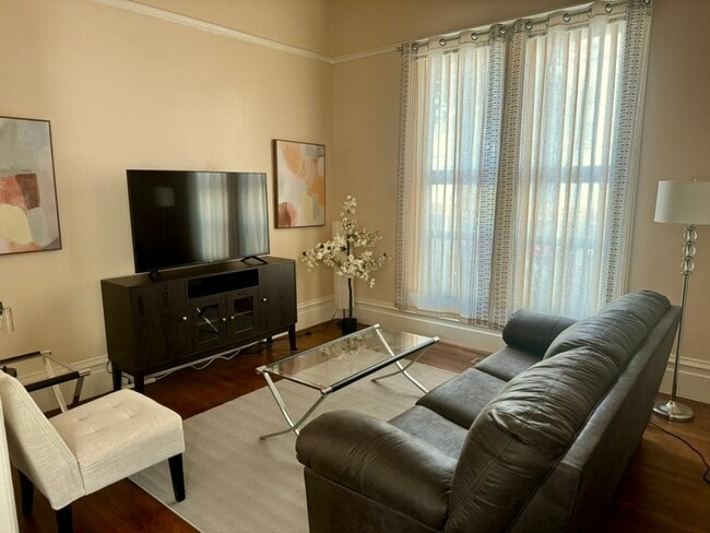 Building Photo - 1231 E 19th St Unit E. 19th St.