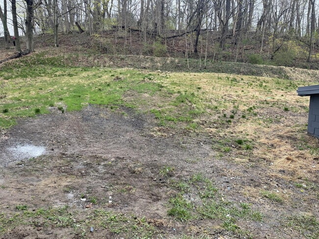 Building Photo - 252 River Rd