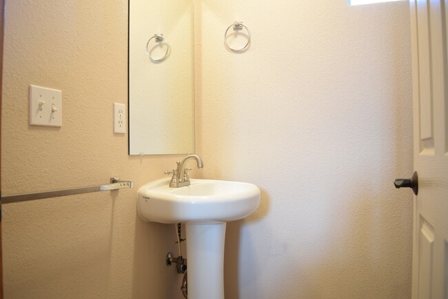 Photo - Beautiful 3 bed 2.5 bath townhome for rent!