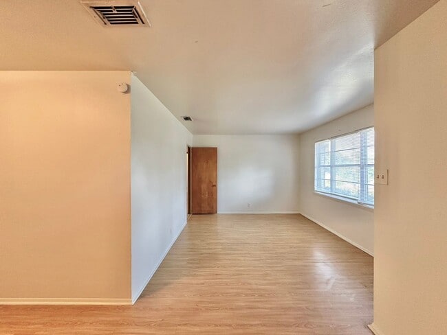Photo - Discover this 3/2 home located in Mid-town...